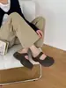Sandálias casuais femininas com sola grossa, estilo slip-on, com biqueira fechada, apresentando cabedal em couro, adequadas para o outono de 2026, feitas com um material versátil de borracha e microfibra.