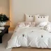 Conjunto de quatro peças de bordado de toalha de desenho animado fresco e fofo, algodão de fibra longa acetinado, capa de edredom 100% algodão, lençol, lençol com elástico, roupa de cama 100% algodão