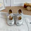 Zapatos de cuero plisados estilo coreano para niñas, simples y dulces, nuevos para primavera y otoño 2026, suela blanda, perla, zapatos para un año, zapatos de princesa, zapatos de vestir