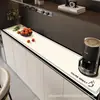 Tapete de couro preto e branco com borda ondulada para armário de jantar, à prova d'água e à prova de óleo, tapete de mesa lavável, tapete para bancada de sapateira, tapete à prova de poeira para rack de TV