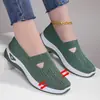 Zapatos de mujer de talla grande, con suela suave, para no cansar los pies, sin cordones, de malla, transpirables, de tela antigua de Beijing.