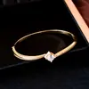 Pulseira de Cruz Banhada a Ouro Genuíno com Fecho de Zircônia Torcida Pulseira Simples da Moda Joia para Mãos de Luxo Leve de Alta Qualidade Mulheres