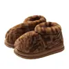 Pantuflas de algodón con estampado de leopardo retro, estilo nuevo 2026, forradas de lana de cordero, felpa engrosada, adecuadas para usar en interiores y exteriores, antideslizantes, cálidas, zapatos de algodón para mujer