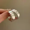 Anillo cepillado retro nostálgico, aretes grandes de lunares negros, modernos, elegantes, de lujo accesible, aretes exagerados de alta gama para mujer
