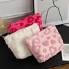 Inverno 2025 Novo Estofado Fresco e Fofo Bolsa Cosmética de Amor Portátil Produtos de Cuidados com a Pele Bolsa de Armazenamento de Batom Bolsa de Mão