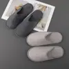 Artículos de tocador y cepillos de dientes plateados de alta gama para negocios, al por mayor, en caja, champú para hotel, pantuflas de hotel, cepillos de dientes desechables