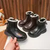 Botas para meninas 2026 sapatos de princesa para bebês outono e inverno novas botas de couro botas curtas infantis com forro de pelúcia para aquecimento botas Martin