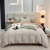 Conjunto de cama de quatro peças em algodão escovado espesso, perfeito para o calor do inverno, apresentando um estilo de luxo leve em algodão puro
