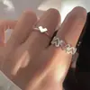 Anel Aberto Retro de Luxo Leve para Mulheres, Cor Prata com Zircônia Microincrustada, Anel para Dedo Indicador, Estilo Minimalista Único, Anel com Design de Nicho