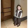 Otoño 2026 Nuevas Llegadas Súper Lindo Bebé Niña Elegante Chaleco Color Café Pantalones Cubrepañal Top Blanco Conjunto de Tres Piezas