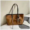 Bolso Retro Casual de Gran Capacidad en Gamuza 2025 Nuevo para el Trabajo Más Fácil de Combinar Bolso de Hombro Bolso de Mano Tote para Mujer