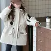 Jaqueta corta-vento com capuz para meninas, novo estilo outono/inverno 2026, para crianças maiores, com acolchoamento adicional e tecido espesso, uma jaqueta de trabalho três em um