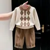 Suéter de punto de manga larga con cuello Polo y patrón de diamantes vintage, estilo coreano, para niños, nuevo para otoño e invierno 2026, y traje de pantalón casual para niños.