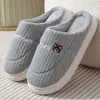 2026 Novas Pantufas de Algodão Femininas de Inverno para Casa Quentes Pantufas de Pelúcia Estilo Masculino Doméstico Masculino de Inverno