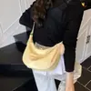 Bolsa Dumpling Popular de Verão para Mulheres 2025 Nova Versátil Casual de Ombro Simples Cor Pura Transversal de Alta Qualidade