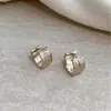 Nuevos pendientes minimalistas de metal cepillado de nicho, pendientes de oro café de moda con un toque de alta gama, pendientes de aro versátiles y de estilo vintage