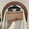 Bolsa de Maquiagem Bordada de Mão da Moda de Nicho para Mulheres 2025 Outono Nova Tendência Xadrez Plissada Portátil Pequena Bolsa Quadrada