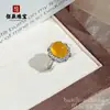 Anel feminino de calcedônia amarelo gelo de alta qualidade com incrustações de jade amarelo e âmbar, apresentando um grande cabochão oval, oferecendo um toque de luxo leve e de alta qualidade