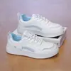 Tênis Branco Estilo Coreano Ins Novo da Primavera de 2026 para Estudantes, Sapatos Casuais Esportivos com Solado Grosso para Aumentar a Altura, Estilo de Rua W006