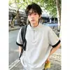 Direto do fabricante, camiseta masculina de verão de manga curta com zíper parcial e gola alta, color block preto e vermelho com painéis de cores contrastantes, estilo americano com um toque de alta qualidade
