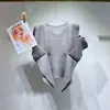 Venda direta da fábrica: Top feminino Miyake de manga curta com gola redonda, design de barra irregular, estilo curto plissado, camiseta versátil
