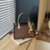 Bolsa feminina de nicho retrô chique transfronteiriça, nova bolsa transversal popular do início do outono de 2026, bolsa de mão quadrada pequena da moda