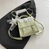Nova mochila estilosa e moderna de nicho estilo faculdade com design de estrelas, versátil como bolsa de mão, bolsa de ombro ou transversal da moda