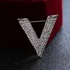 Broche Feminino Simples em Forma de V com Pedras Completas Estilo Japonês e Coreano Pin Grande para Casaco Feminino Cardigã Acessório de Roupa Versátil Estilo Inverno