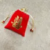 Bolsa de dinero para regalo de Año Nuevo en stock, cierre de cordón, bolsa de terciopelo con borde dorado con el carácter "Fu", bolsa de cordón de sobre rojo con estampado dorado