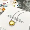 Conjunto de Colar Exquisito e Personalizado com Pedras Coloridas Triangulares Micro-Incustadas e Cristais Multifacetados na Cor de Doce da Fábrica de Guangzhou