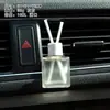 Botella cuadrada de perfume blanco mate con difusor, con flores secas y varillas difusoras, para uso como fragancia para el hogar, adecuada para dormitorios