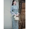 Nuevo vestido estilo chino de manga larga, modificado tipo cheongsam para mujer, con intrincado bordado floral, cintura entallada y silueta estilizada, hecho de poliéster con efecto tie-dye, perfecto para otoño