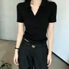 Camiseta de punto gris con cuello en V de manga corta estilo Old Money para mujer, Nuevo modelo Verano 2026, Camisa tipo polo con hombro normal, Top elegante con cuello de solapa