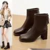 Botas cuadradas de tacón grueso estilo francés para mujer, nuevo modelo de invierno 2026, forradas de felpa, botas versátiles de ajuste ceñido, botines de tacón alto modernos y elegantes