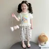 Conjunto Curto Estampado para Meninas Verão 2026 Novo Estilo Calça Estilosa Anti-Mosquito para Menininhas Conjunto de Duas Peças Roupas de Verão para Crianças