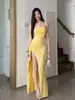 Vestido asimétrico ajustado para mujer, ceñido a la cintura, adelgazante, de lujo ligero, estilo nicho, vestido largo amarillo sin tirantes con abertura para el verano