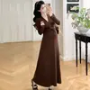 Vestido de maternidad para otoño e invierno, nuevo vestido de punto de manga larga color café con cuello en V retorcido y fruncido en la cintura, adelgazante y que disimula el vientre, elegante vestido de maternidad