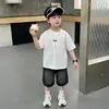 Roupa de Verão para Meninos Roupas Infantis Modernas de Manga Curta 2026 Novo Estilo Shorts Jeans Frescos para Bebê Conjunto de Duas Peças Fino