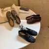 Sapatilhas femininas casuais novas de outono, estilo slip-on com cruzado, sapatos da moda, sapatos baixos, estilo delicado, versáteis, 2026