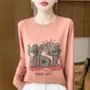 Nueva camiseta de punto casual de otoño para mujer con estampado de letras de dibujos animados, manga larga, cuello redondo, corte holgado, top fino y adelgazante