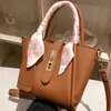 Bolsa de Textura de Luxo Feminina 2023 Nova Bolsa de Ombro Simples Popular Grande Capacidade para Carregar na Mão Simples Estilo Ocidental Bolsa Tote