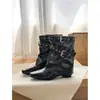 Primer encuentro: Botas retro de punta, que realzan la altura, elegantes, con hebilla de cinturón y tacón grueso, perfectas para un look de vaquero occidental.