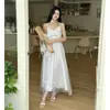 Minivestido de estilo francés con cintura ceñida, Vestido blanco con tirantes finos, Vestido largo floral con abalorios, Tejido de punto