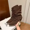 Botas femininas de couro macio estilo western, bico fino, comprimento até a panturrilha, nova coleção outono 2026, design retrô com abertura inclinada, efeito emagrecedor e detalhes plissados