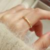 Anel de Bambu com Zircônia Simples Versátil Dourado Elegante Aberto para Mulheres Joia de Casal de Nicho de Alta Qualidade Novo Produto