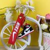 Llavero con diseño de zapatillas AJ transfronterizas, colgante creativo de zapatos, zapatillas de baloncesto tridimensionales, bolso de coche, pequeños adornos de joyería al por mayor