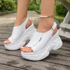 Sandalias de cuña transfronterizas europeas y americanas al por mayor Sandalias de suela gruesa Correas para aumentar la altura Versátiles Comercio exterior Transfronterizas Gruesas al por mayor Tallas grandes