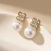Oumai Ka Exquisitos Pendientes de Botón de Zirconia Trébol de Cuatro Hojas Perla Temperamento Elegante Acero Inoxidable Lujo Ligero Pendientes Largos para Mujer