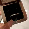 Novo anel full diamond ultrafino para mulheres, design de nicho ins, luxo leve, sensação elegante e de alta qualidade, anel de dedo indicador empilhável com diamante brilhante