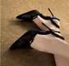 Primeiro encontro: Sapatos de salto alto pontudos com laço de renda, chiques e estilosos para mulheres, apresentando um salto fino que não cansará seus pés, exalando uma aura elegante e deslumbrante, perfeitos para sandálias de bico fechado